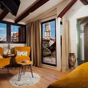 Old Town Stars With Free Parking Traù