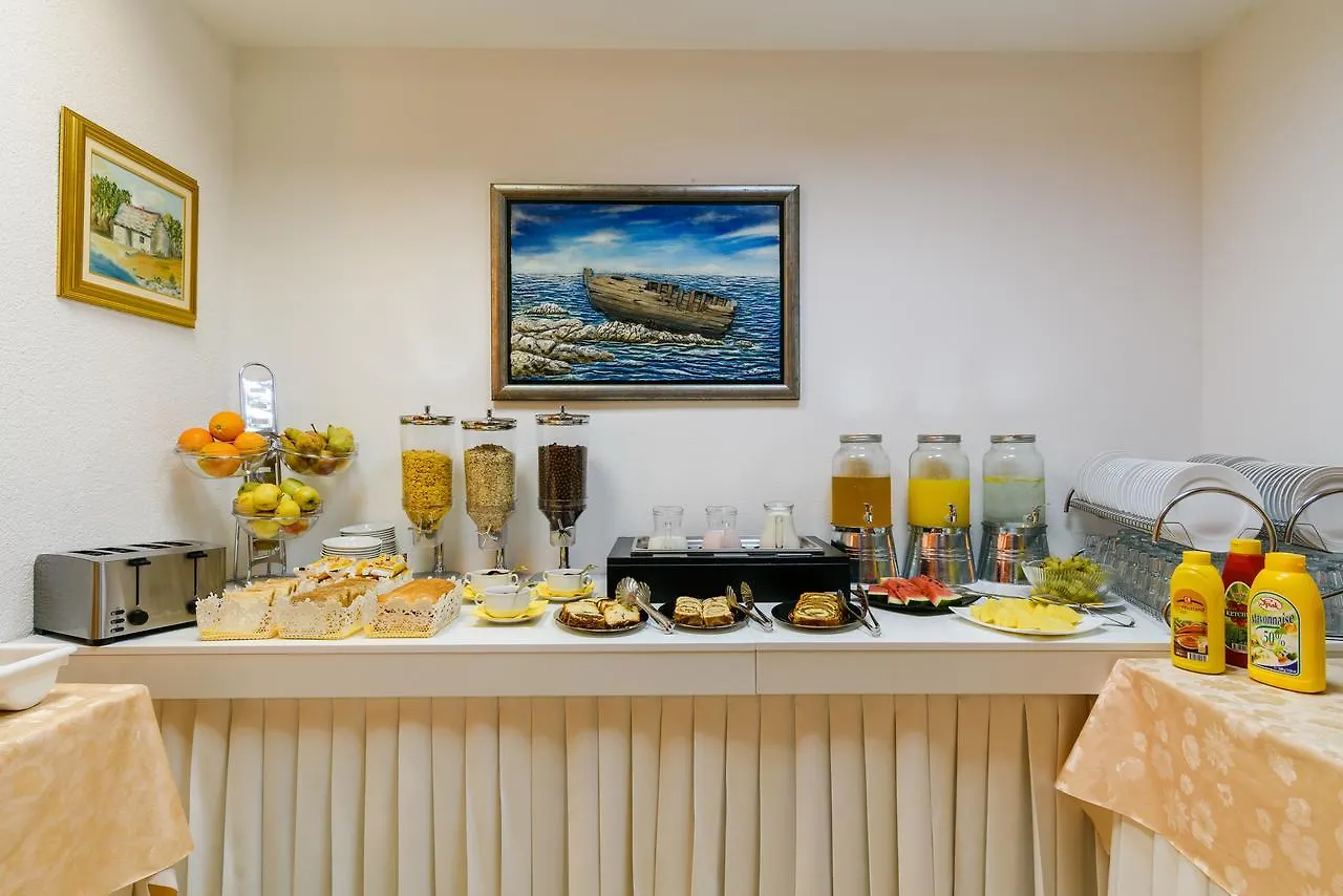 לינה וארוחת בוקר טרוגיר B&B Villa Paula